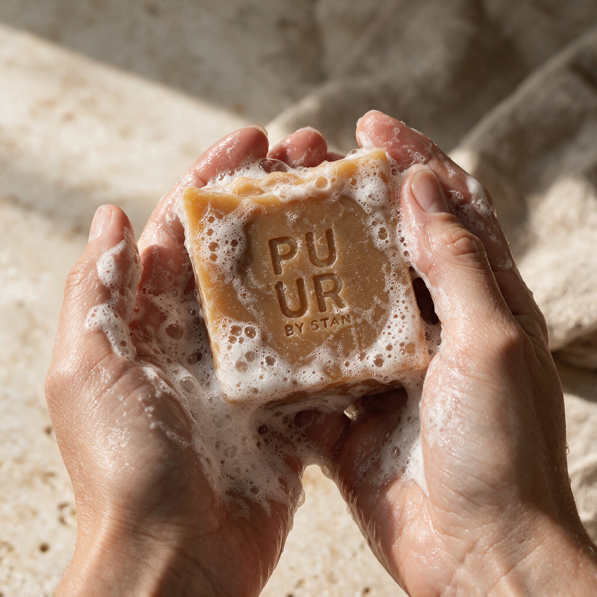Kojic Body Bar, schuim in de handen