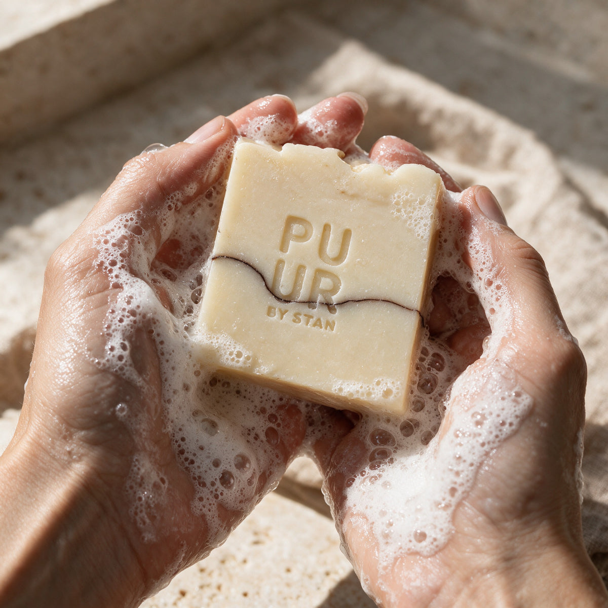 Shea Body Bar, schuim in de handen