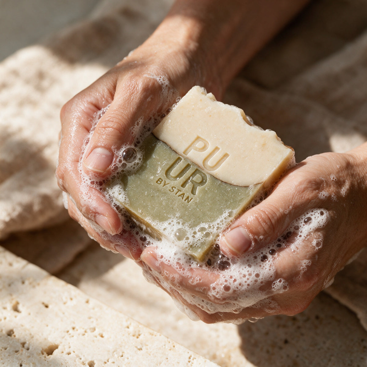 Tea Tree Body Bar, schuim in de handen