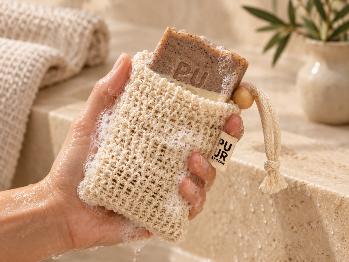 sisal zakje schuim in hand LIGGEND