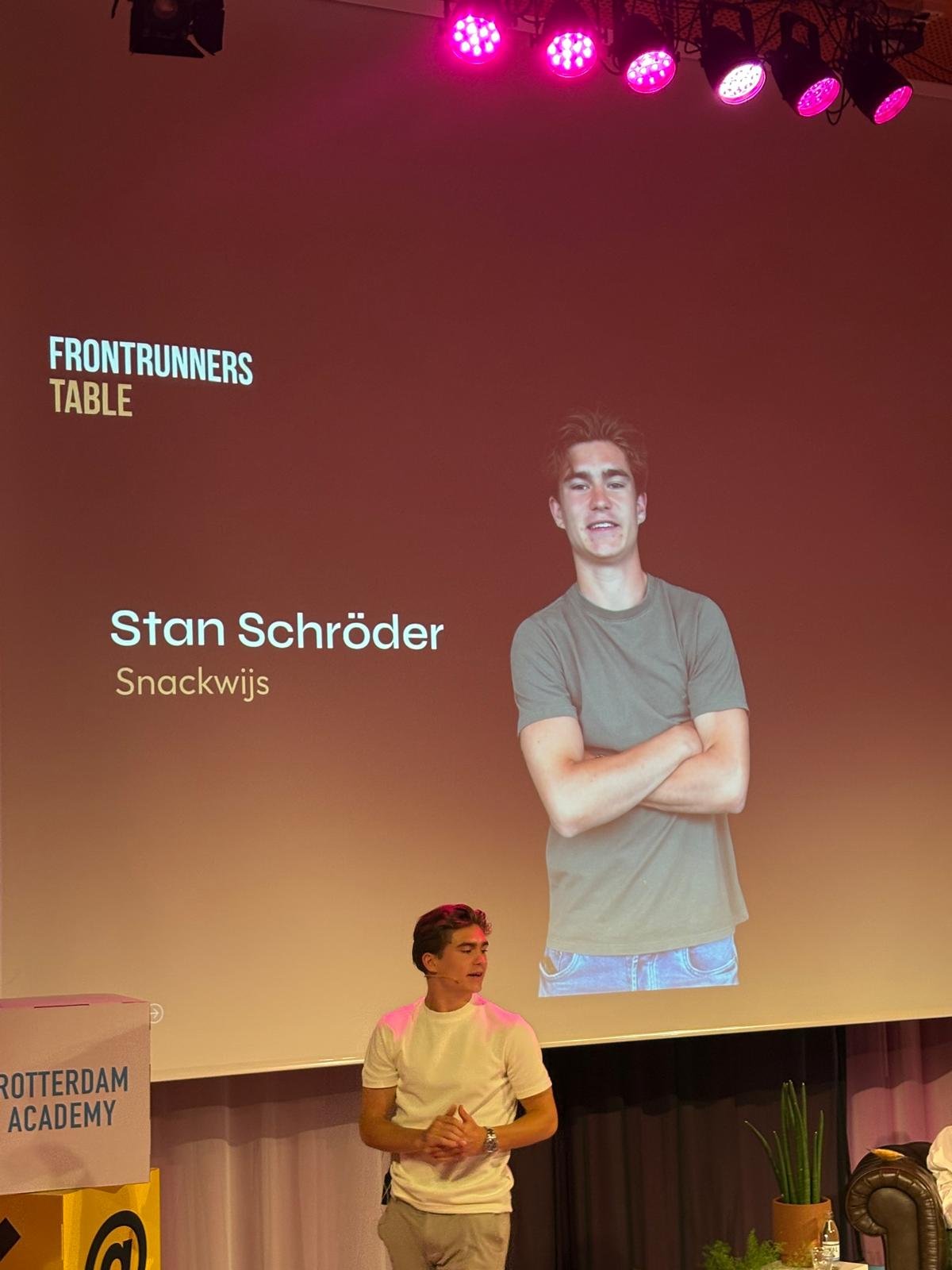 stan portret podium staand